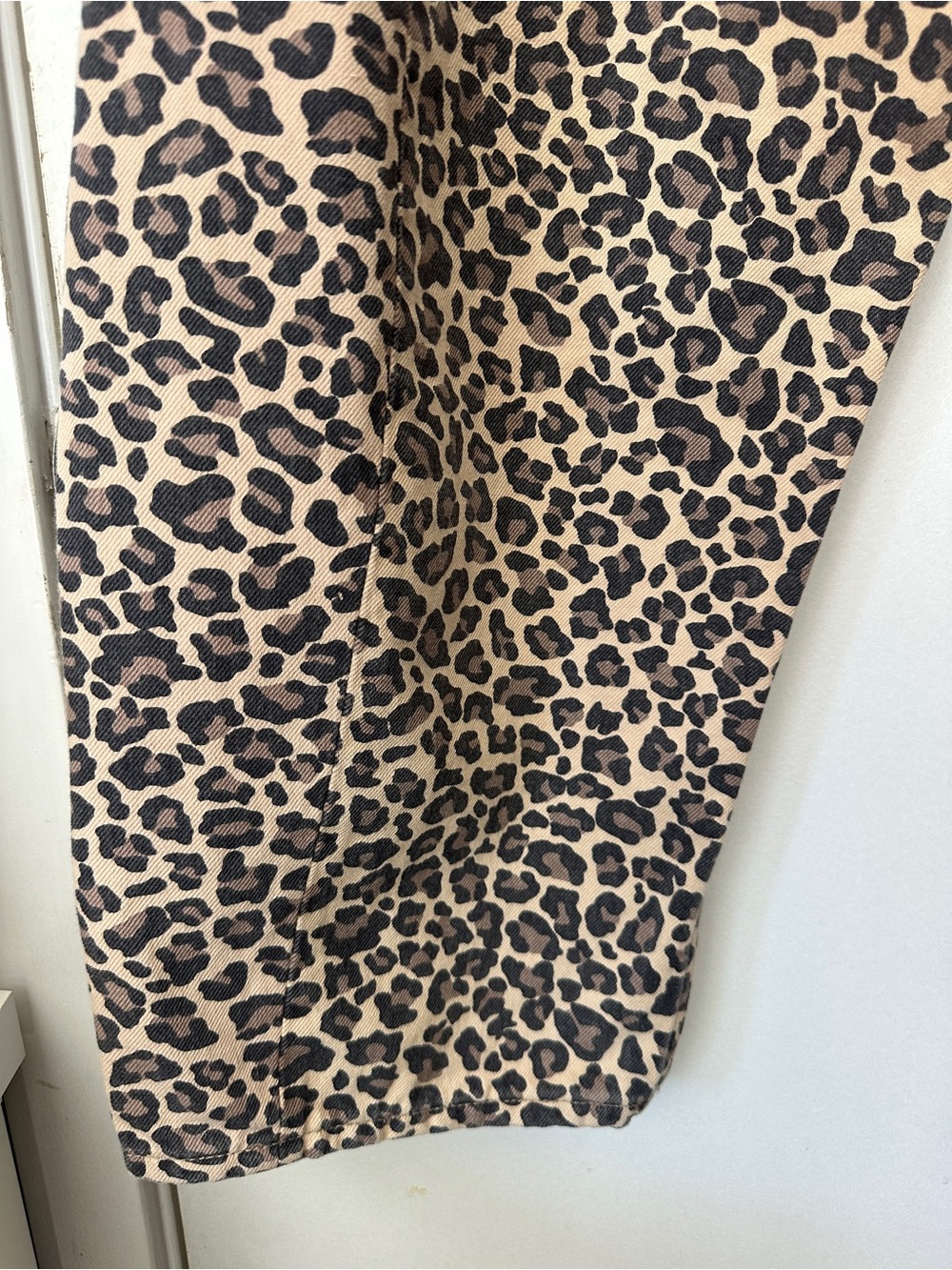 Abercrombie & Fitch Leopard Print Ankle Cropped Jeans in Beige and Brown - Picture 5 of 7